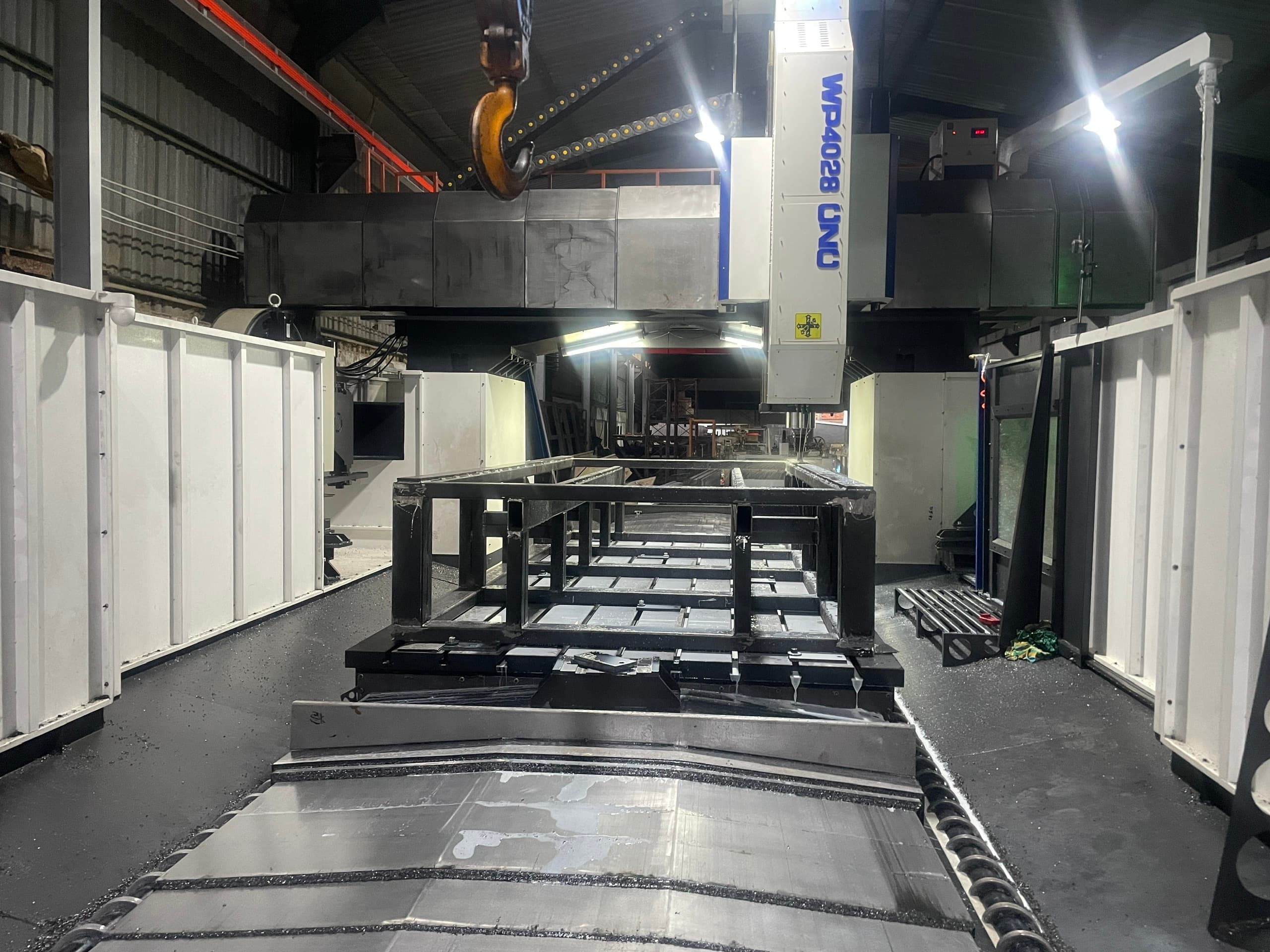 Máy phay CNC khổ lớn tại xưởng Z Robotics